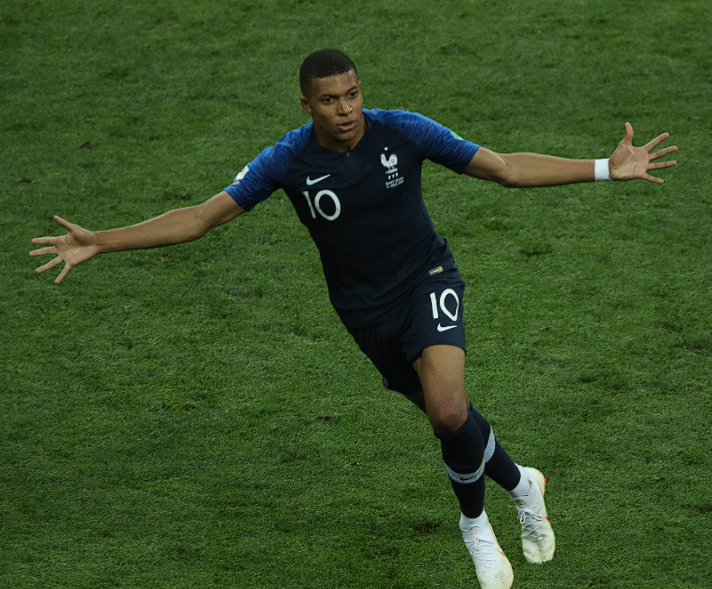 姆巴佩伯納烏貴賓室加冕：首獲歐洲金靴，續(xù)寫<a href='/news/tag/286.html' style='color: blue;'>皇馬</a>傳奇新篇