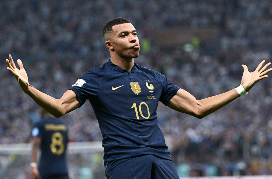 姆巴佩伯納烏貴賓室加冕：首獲歐洲金靴，續(xù)寫皇馬傳奇新篇