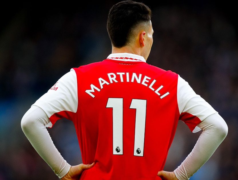 足總杯賽場馬丁內(nèi)利戴帽，爭議后用表現(xiàn)正名