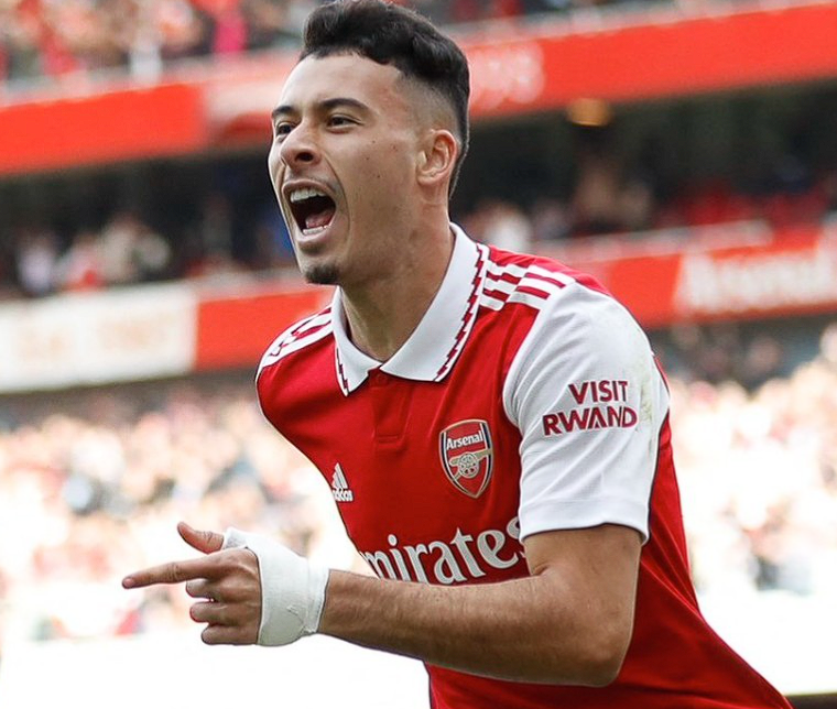 足總杯賽場(chǎng)馬丁內(nèi)利戴帽，爭(zhēng)議后用表現(xiàn)正名