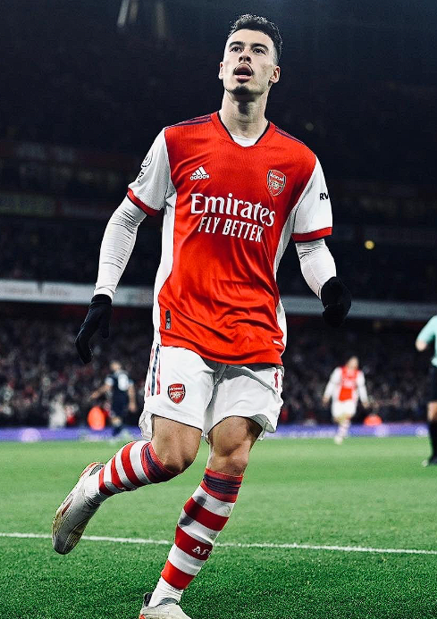 足總杯賽場馬丁內(nèi)利戴帽，爭議后用表現(xiàn)正名